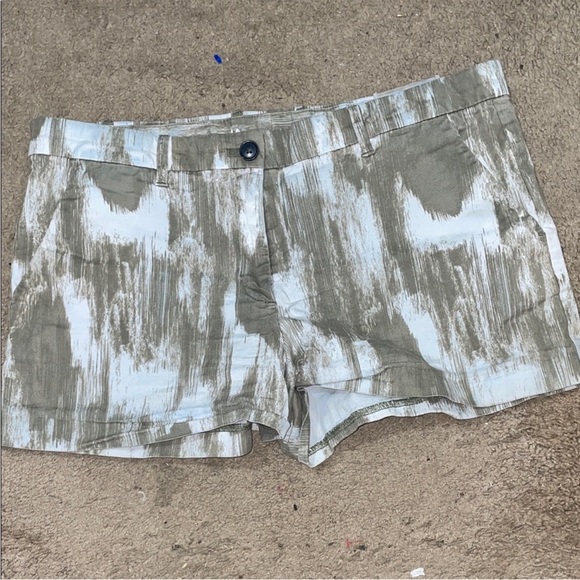 GAP Women's Tan and White Cargo Shorts - Picture 1 of 1